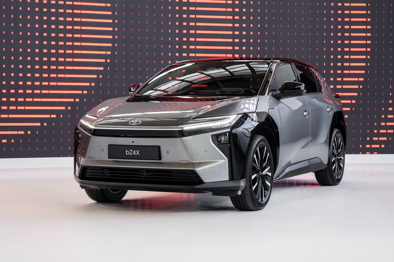 Toyota bZ4X (grå) — den mest solgte bil i Danmark i februar 2026