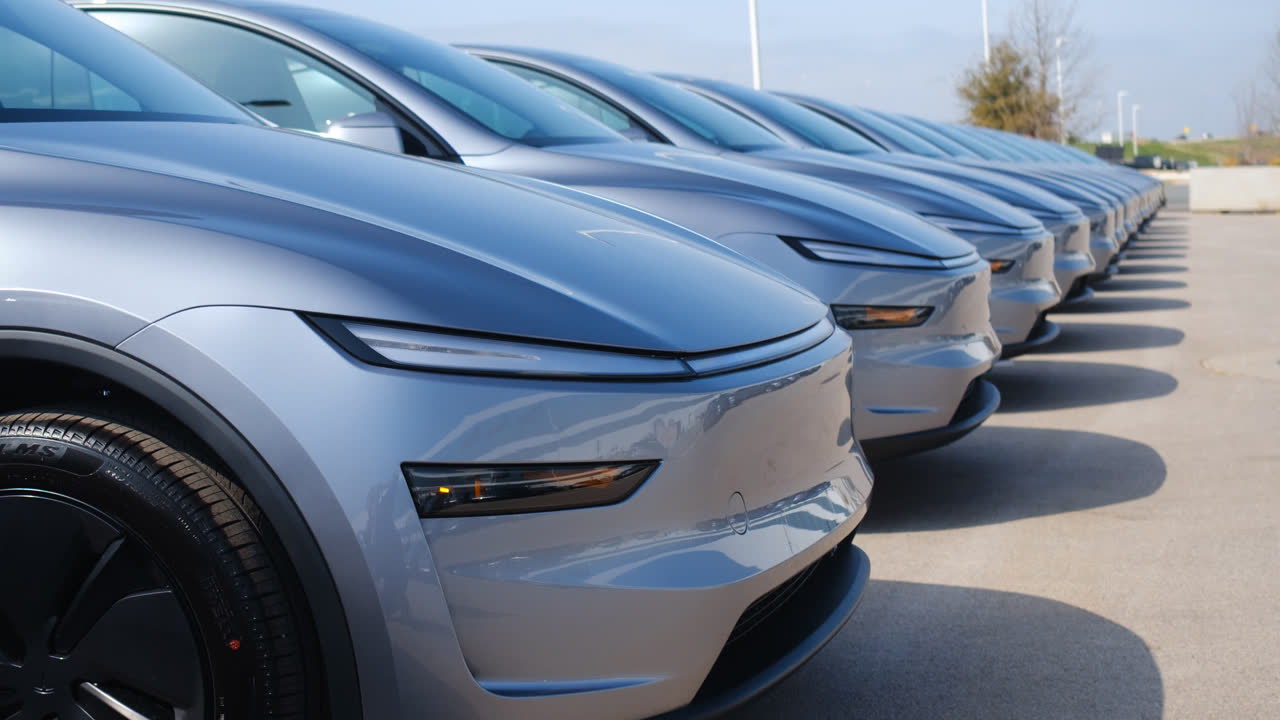 Flere Tesla Model Y Premium (quicksilver) set forfra på række — Tesla Model Y runder 50.000 indregistreringer i Danmark
