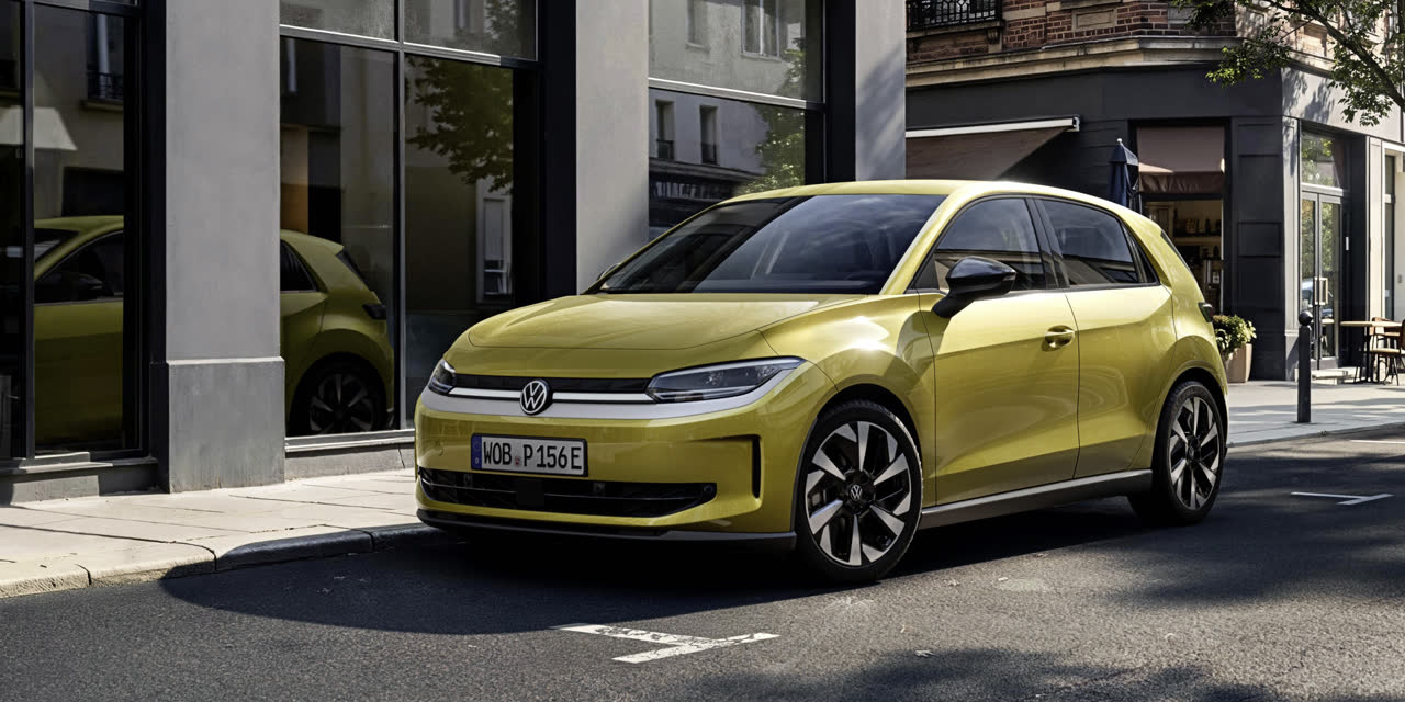 VW ID. Polo i limegul parkeret ved et gadehjørne, månedens største nykommer blandt de mest solgte biler i Danmark i august 2026